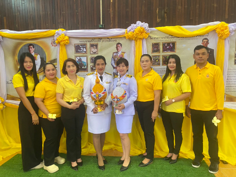 พิธีถวายเครื่องราชสักการะและวางพานพุ่ม และพิธีจุดเทียนถวายพระพรชัยมงคล กิจกรรมเฉลิมพระเกียรติพระบาทสมเด็จพระเจ้าอยู่หัว