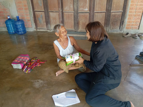 ลงพื้นที่เยี่ยมบ้านผู้สูงอายุ คนพิการ เพื่อมอบสิ่งของอุปโภค บริโภค